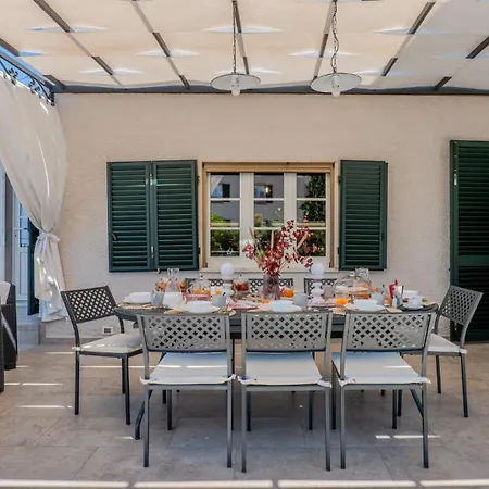 Villa Elena 9&1, Emma Stiava