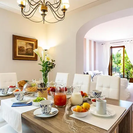 Elena 9&1, Emma Villa *